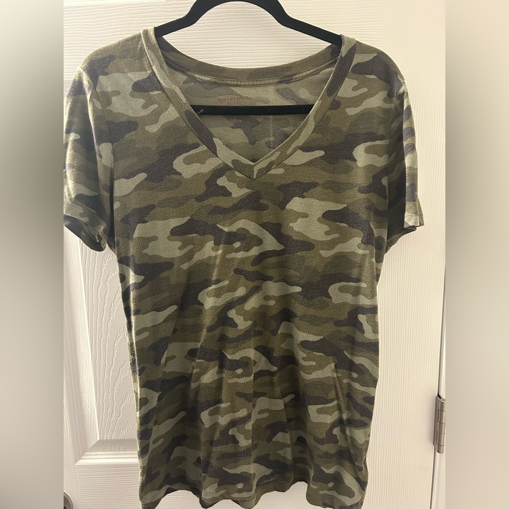 Arizona Jean Company Green Camo V-Neck Tee